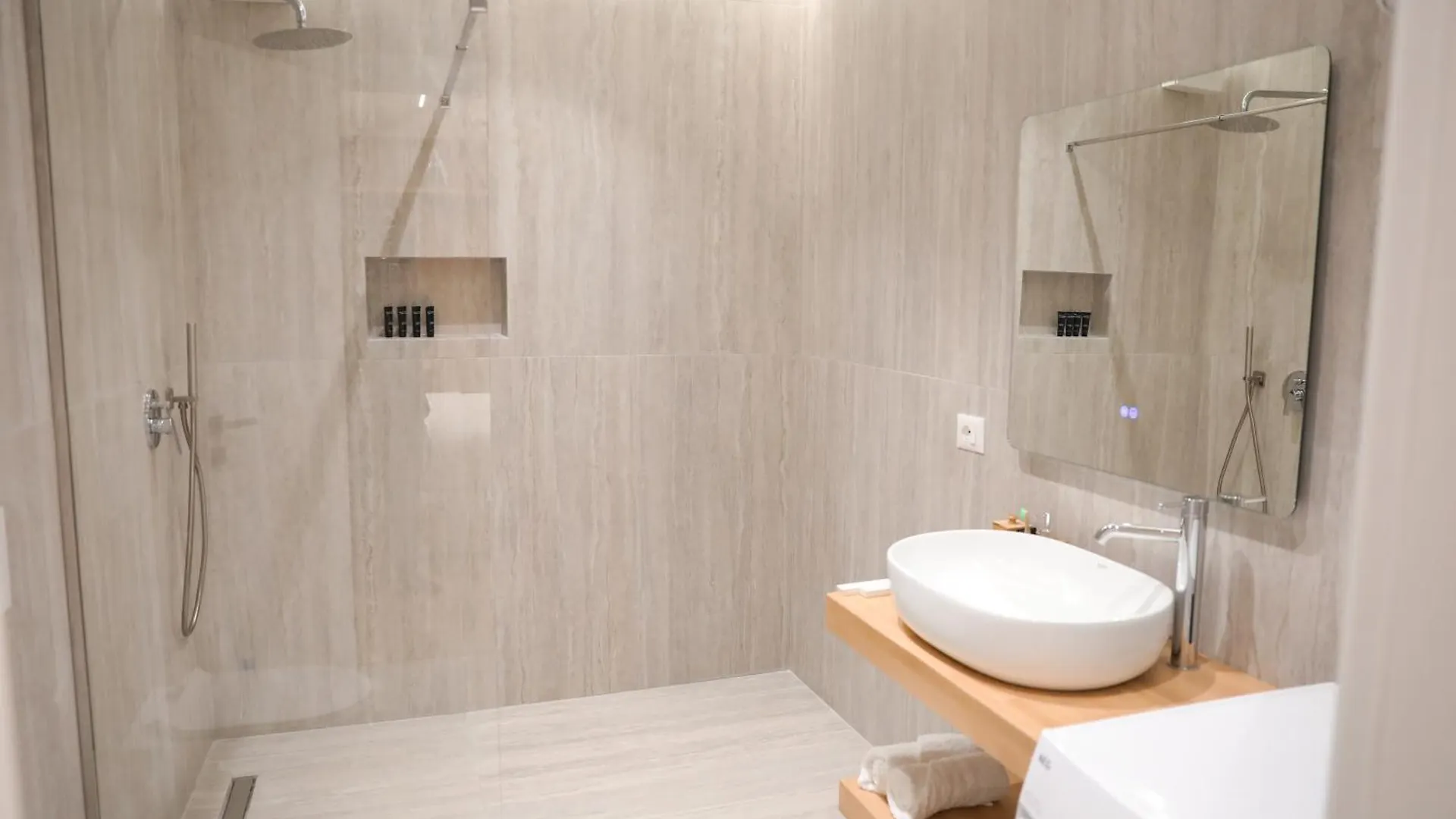 Eli Luxury Home Tirana 0*,